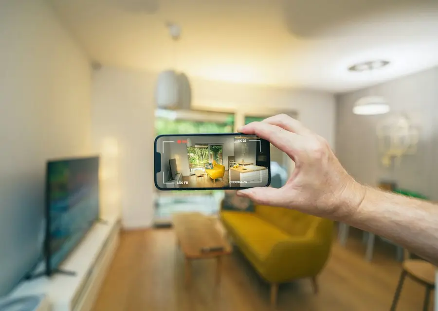 Personne photographiant un salon avec son téléphone