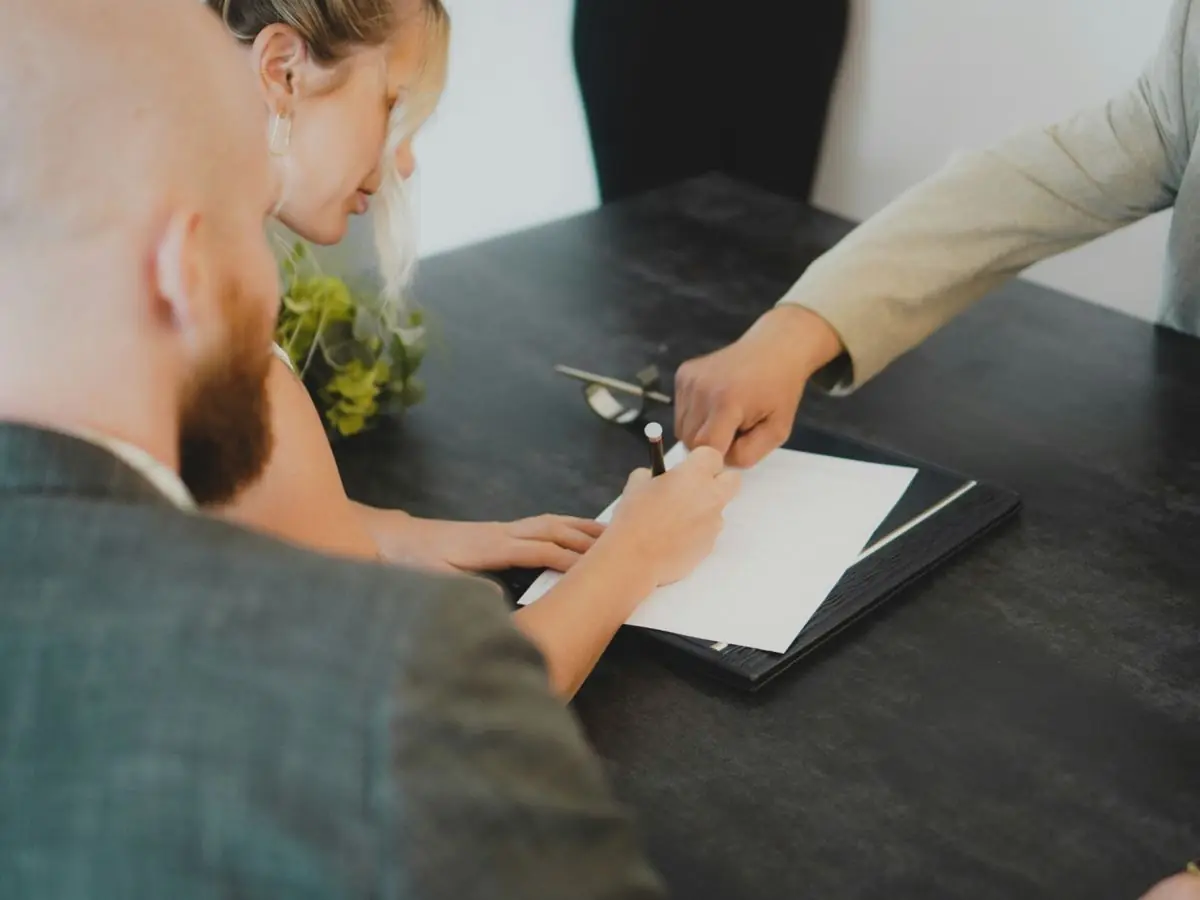 Vendeurs signant l'offre d'achat chez le notaire
